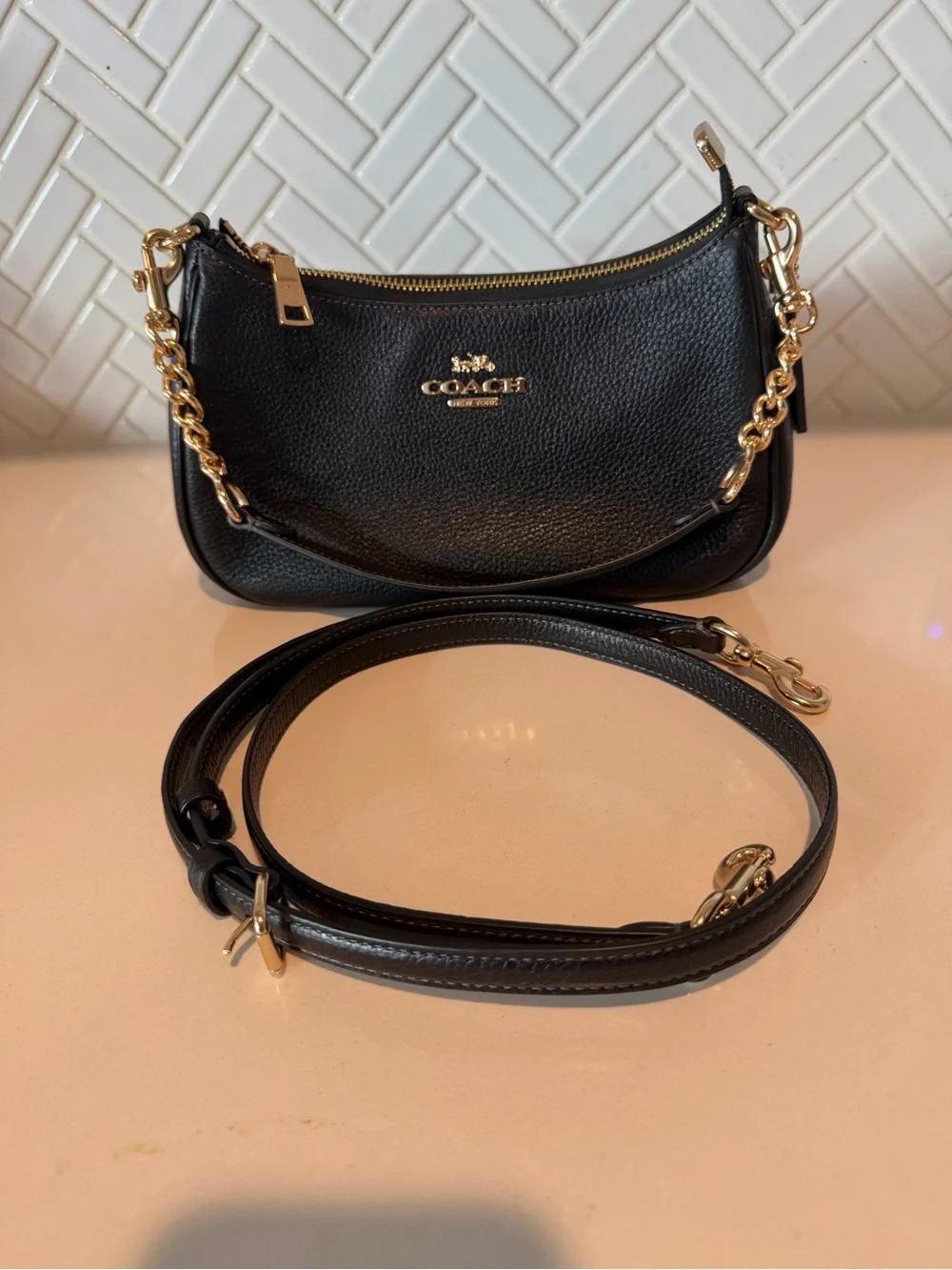 Authentic Coach Teri Shoulder bag in black with gold chain with FREE keychains